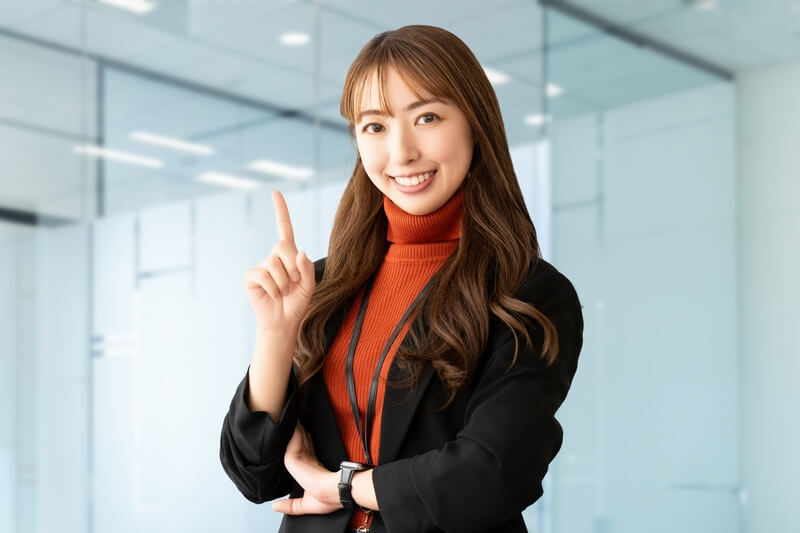 人差し指を立てる女性