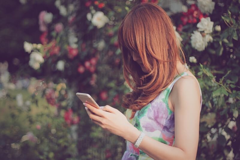スマホを持つ女性