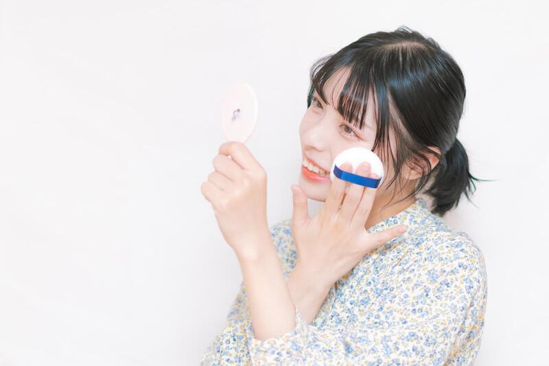 メイクする女性