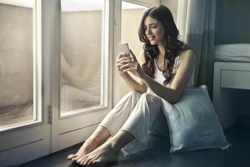 スマホを触る女性
