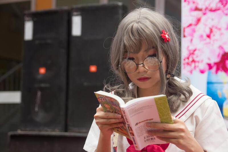 本を読む女性